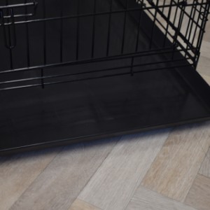 Klatka dla psa Strong L posiada wyjmowaną plastikową tackę.