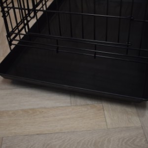 Klatka transportowa Strong M jest wyposażona w wyjmowaną plastikową tackę