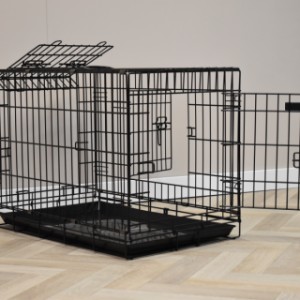 Druciana klatka Strong M ma dwoje drzwi i klapę