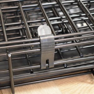 Klatka dla psa Strong M jest wyposażona w czarny klips, który utrzymuje klatkę w pozycji złożonej