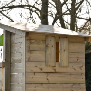 Zabawka Cabin 120 jest wyposażona w małe okienko