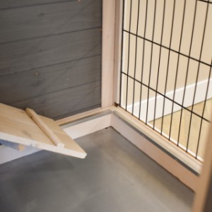Klatka dla królików Beau jest wyposażona w cynkową szufladę