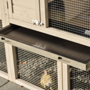 Budka dla królików Annemieke jest wyposażona w szufladę ułatwiającą czyszczenie
