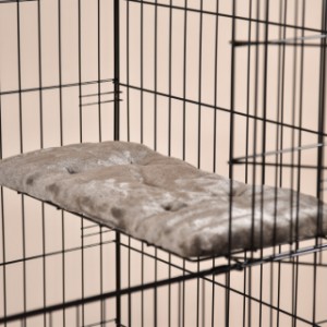 Klatka dla kota Level ma 3 miękkie półki do leżenia.