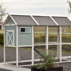 Rzuć okiem na tył kojca dla królików Alexia.