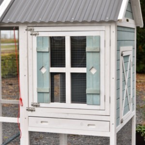 Przez okienko w drzwiach kurnika Alexia możesz zobaczyć swoje kury.