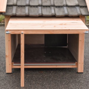 Bok budy Turbo to klapa, która może pozostawać otwarta