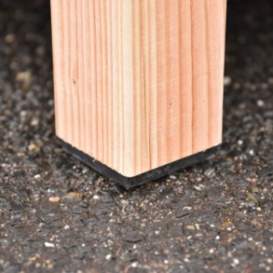 Pod nogami budy Turbo znajdują się plastikowe bloczki chroniące przed podciąganiem wilgoci.