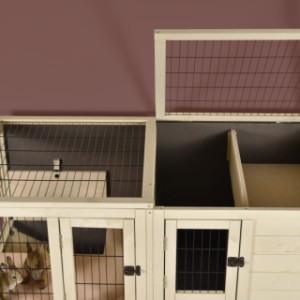 Dzięki otwieranemu dachowi można z łatwością dostać się do schowka w klatce dla królików Bobby.