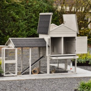 Prestige Medium z wybiegiem w kolorze light-grey ma wiele drzwiczek i klap, co ułatwia czyszczenie.