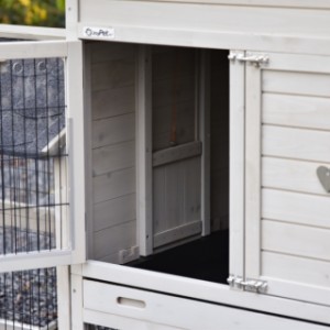 Domek nocny i wybieg modelu Prestige Medium można zamknąć oddzielnie od siebie.