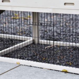 Panel kratowy pod domkiem nocnym Prestige Medium posiada małe drzwiczki.