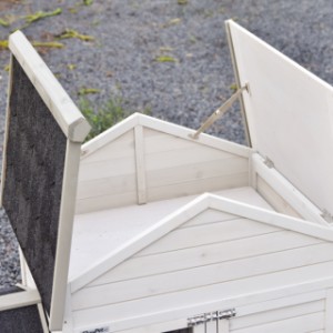 Pod uchylnym dachem modelu Prestige Medium znajduje się praktyczny schowek.