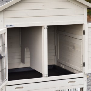 W nocnym schronieniu klatki Prestige Medium króliki mogą odpoczywać w osłoniętym miejscu.