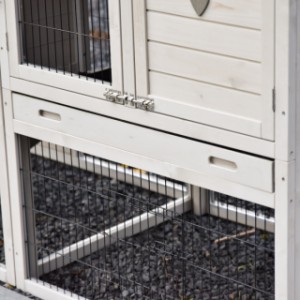 Nocne schronienie Prestige Medium ma praktyczną wysuwaną plastikową szufladę.