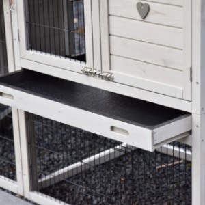 Domek nocny Prestige Medium posiada praktyczną, plastikową wysuwaną szufladę.