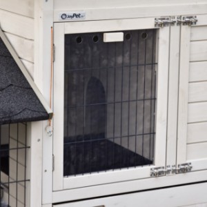 Drzwiczki z kratą w nocnym schronieniu Prestige Medium są wyposażone w pleksi.