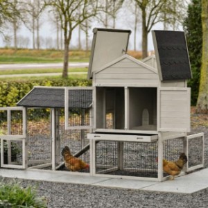 Prestige Medium z wybiegiem w kolorze light-grey ma wiele drzwiczek i klap, co ułatwia czyszczenie.