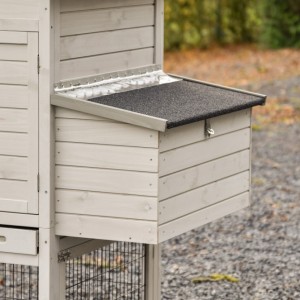 Gniazdo lęgowe Prestige Medium posiada prosty zamek, dzięki któremu klapa nie otworzy się samoczynnie.