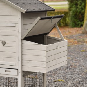 Listwa podtrzymująca gniazda lęgowego utrzymuje klapę w pozycji otwartej.