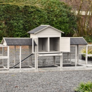 Prestige Medium z podwójnym wybiegiem w kolorze jasnoszarym posiada wiele drzwi i klap, co ułatwia czyszczenie.