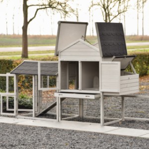 Prestige Medium posiada wiele drzwi i klap, co ułatwia czyszczenie.