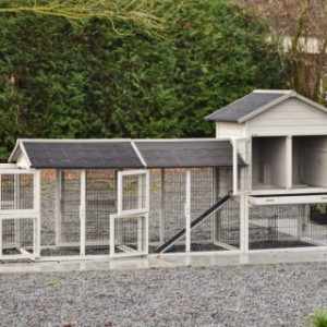 Prestige Medium z podwójnym wybiegiem w kolorze jasnoszarym posiada wiele drzwi i klap, co ułatwia czyszczenie.