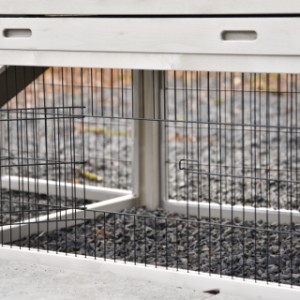 Panel kratowy pod domkiem nocnym Prestige Medium posiada małe drzwiczki.