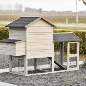 Spójrz na tył Prestige Medium z wybiegiem i gniazdem lęgowym.