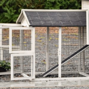 Wybieg do rozbudowy Space Medium jasnoszary posiada praktyczne drzwiczki.