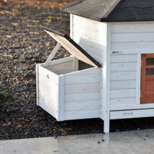 Gniazdo lęgowe kurnik Ambiance Large ma praktyczną odchylaną pokrywę