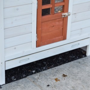 Klatka Ambiance Large posiada wysuwaną plastikową szufladę