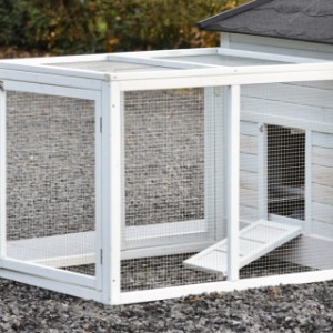 Spójrz na tył dobudowanego wybiegu Ambiance Large z dachem z siatki