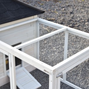 Dach dobudowanego wybiegu Ambiance Large jest wyposażony w siatkę