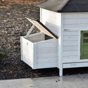 Gniazdo lęgowe Ambiance Large ma praktyczną odchylaną pokrywę