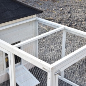 Dach dobudowanego wybiegu jest wyposażony w siatkę