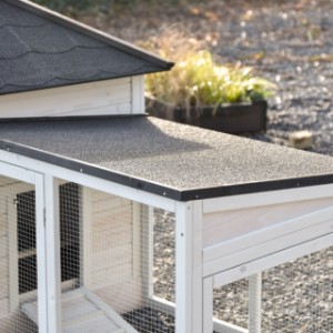 Dach dobudowanego wybiegu jest pokryty papą dachową