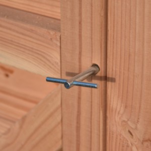 Drzwi można otworzyć za pomocą dołączonego klucza typu T.