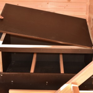 Płyta dachowa gniazda lęgowego jest całkowicie zdejmowana.