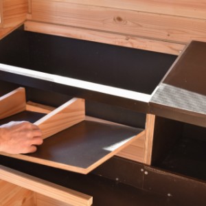 Płyta podłogowa gniazda lęgowego jest całkowicie wyjmowana.