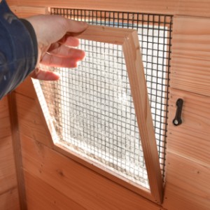 2 zewnętrzne okienka mają wyjmowane plexi, co zapewnia dodatkową wentylację