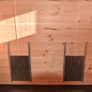 Z boku kurnika znajdują się 2 klapy wyjściowe, które można łatwo otwierać i zamykać za pomocą sznurka.