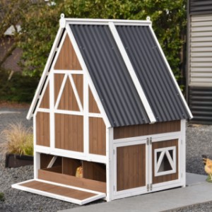 Z tyłu kurnika Pip znajduje się wygodna klapka, dzięki której można łatwo zbierać jajka z gniazda lęgowego