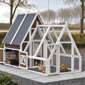 Kurnik Pip z wybiegiem posiada 2 drzwi otwierane na zewnątrz