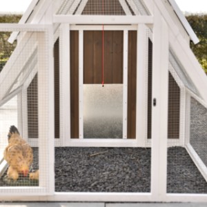 Aluminiową klapkę można łatwo otwierać i zamykać za pomocą sznurka