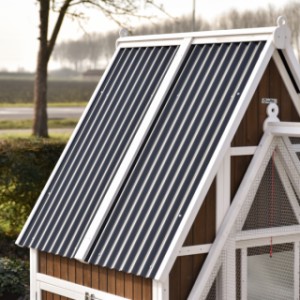 Dach kurnika Pip wykonany jest z falistych płyt z tworzywa sztucznego