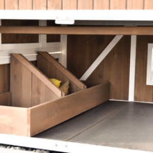 Wnętrze kurnika Pip wyposażone jest w duże gniazdo lęgowe podzielone na 3 przegrody