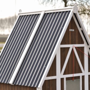 Dach kurnika Pip wykonany jest z falistych płyt z tworzywa sztucznego