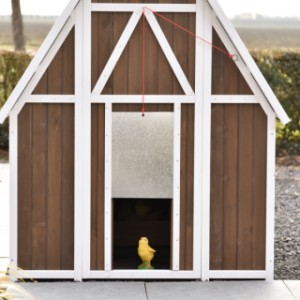 Aluminiową klapkę można łatwo otwierać i zamykać za pomocą sznurka