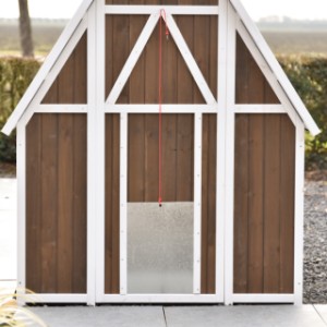 Aluminiową klapkę można łatwo otwierać i zamykać za pomocą sznurka